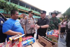 Walikota Jakarta Utara distribusikan Bantuan Logistik untuk warga terdampak Banjir