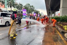 Tim Gabungan melakukan pembersihan sisa banjir di sepanjang jalan Boulevard Kelapa Gading