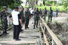 Nyawa Warga Bertaruh di Jembatan Lapuk Desa Ngaglek, Danrem 081/DSJ Segera Bangun Jembatan Perintis Garuda