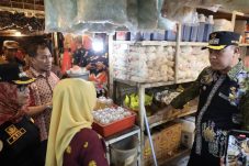 Pedagang daging mogok jualan , Tri Adhianto sidak ke Pasar Baru