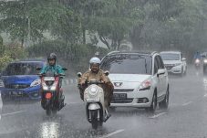 BMKG Prediksi Hujan Dominasi Jakarta Sepanjang Jumat, Warga Diimbau Waspada Banjir