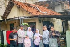 Wali Kota Jakut Salurkan Bantuan Peralatan Sekolah Kepada 2 Siswa yang Rumahnya Hancur
