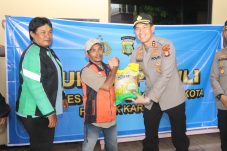 Bantu Ringankan Beban Ojol, Polres Metro Tangerang Kota Tebar Kebaikan di Hari Jum’at