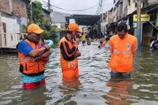 Jalan Raya Kapuk Muara Jakarta Utara masih tergenang banjir warga di himbau tetap waspada