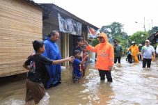 Tinjau Lokasi Banjir, Wali Kota Sachrudin Pastikan Keselamatan Warga dan Layanan Medis Optimal