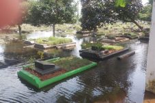 Banjir di TPU Semper: Proyek Pelebaran Saluran Air Gagal, Makam Terendam