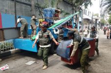 Satpol PP Kelurahan Pademangan Timur Pimpin Penertiban PKL di Trotoar