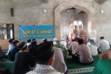 Kapolres Metro Tangerang Kota Laksanakan Jum’at Curhat melalui Sholat Jum’at Keliling di Batuceper