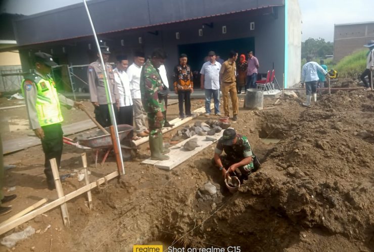 Dukung Kesejahteraan Masyarakat, Danramil Sawit Pimpin Peletakan Batu Pertama KDMP Karangduren