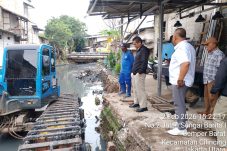 Camat Koja Jakarta Utara Pantau Pengerukan Kali Cakung Lama bersama Jajaran