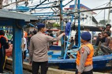 Relokasi 12 Kapal Perikanan Mangkrak di Muara Angke oleh Ditpolairud Polda Metro Jaya