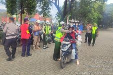 Polres Pelabuhan Tanjung Priok Turunkan Tim, Bagikan Helm SNI ke Pedagang