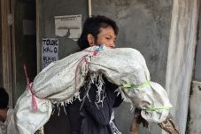 Viral Dikira Gendong Mayat, Polisi Pastikan Pria di Tambora Bawa Biawak Hidup