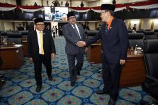Rano Karno memberikan jawaban dari sembilan fraksi di Sidang Paripurna DPRD