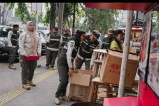 Tim Gabungan Tertibkan Trotoar di Jalan Muara Karang Raya Pluit