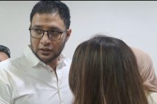 Kenakan Armband Pink, Ammar Zoni Serukan Perlawanan di Ruang Sidang
