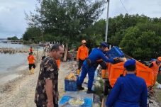 Aksi Bersih Pulau Lancang, Ditpolairud Polda Metro Jaya Dukung Program Presiden RI 2026