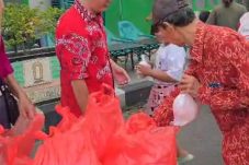 Imlek dan Ramadhan Bersatu, PSMTI Nganjuk Bagikan Takjil untuk Warga Muslim