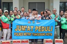 Peduli Mitra Transportasi Online, Kapolres Metro Tangerang Kota Salurkan 50 Paket Sembako