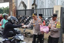 Bang Jasri Hadir di Pakojan, Kapolres Metro Tangerang Kota Bagikan Takjil dan Pererat Sinergi