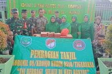 TNI Manunggal dengan Rakyat: Koramil 08/Kronjo Gelar Aksi Sosial Pembagian Takjil Sembari Pantau Kondusivitas Wilayah