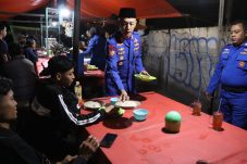 Warga Pesisir Senang Sahur Bareng Polairud Kepulauan Seribu Ramadhan Aman dan Nyaman