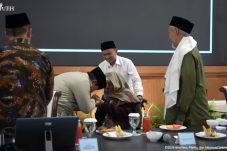 Momen Hangat di Istana: Prabowo Cium Tangan Kiai Saat Buka Puasa Bersama Ulama