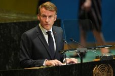 Macron Puji Aturan Indonesia Larang Anak di Bawah 16 Tahun Punya Akun Media Sosial
