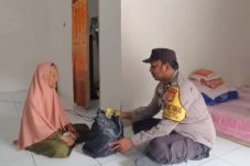 Lansia Dhuafa di Pulau Sabira Terima Bantuan dari Bhabinkamtibmas
