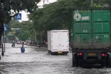Tim gabungan Pemkot Jakarta Barat lakukan penanganan di setiap titik genangan dan banjir