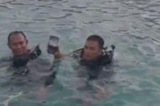 HP Terjatuh ke Laut Saat Turun dari Kapal, Polisi Pulau Pari Langsung Lakukan Penyelaman