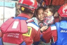 Puluhan Penumpang KM Sumber Makmur Dievakuasi Usai Kapal Mati Mesin di Perairan Pulau Lancang