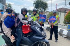 Polantas Kota Tangerang Sambangi Rumah Kosong dan Bagikan Bansos