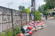 Sampah Menggunung di Jalan Pasirandu Curug, Pengendara: Jangan Tunggu Ada Korban!