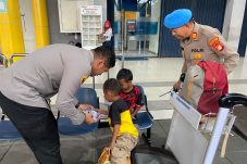Pengamanan Humanis di Pelabuhan: Kapolres Bagikan Mainan ke Anak Penumpang