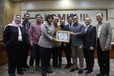 Polres Metro Bekasi Raih Penghargaan dari Komisi III DPR, Mediasi Musala Berujung Damai