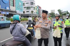 Jelang Berbuka Puasa,Kapolres Metro Tangerang Kota Turun Langsung Bagikan Takjil ke Penggunan Jalan