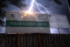 Operator Proyek Tersambar Petir di Pasar Gardu Asem, Aktivitas Sempat Dihentikan