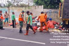 TNI-Polri dan DLH Bersinergi Bersihkan Kawasan Pondok Kacang Barat