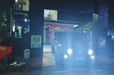 Sambangi Padat Penduduk, Babinsa Patroli Malam Demi Keamanan