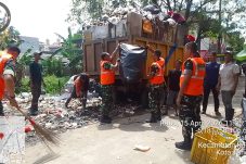 Berpotensi Memicu Penyakit,Satgas Kodim 0506/tgr Bersihkan Sampah di Karawaci   ‎