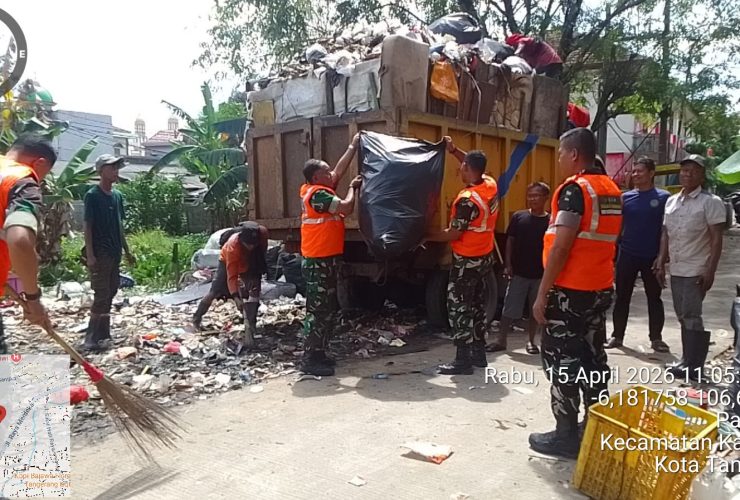 Berpotensi Memicu Penyakit,Satgas Kodim 0506/tgr Bersihkan Sampah di Karawaci   ‎
