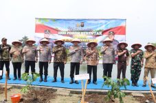 Tingkatkan Konektivitas, Polresta Tangerang Bangun Jembatan Merah Putih Presisi dan Tanam 1.000 Pohon