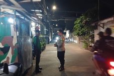 Sambang Malam Hari, Polisi dan Linmas Perkuat Keamanan Lingkungan Jelambar