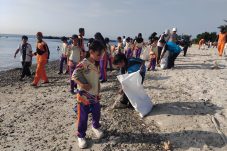 Harkitnas di Untung Jawa: Pelajar, Guru, dan Warga Gotong Royong Angkut 5 Kubik Sampah
