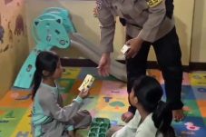 Bukan Cuma Jaga Kamtibmas, Polsek Kalibaru Buka Pojok Baca dan Bagi Susu Gratis untuk Anak