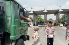 Jumat Berkah di Pelabuhan Priok  Bagikan 100 Nasi Box dan  Sosialisasi Layanan 110