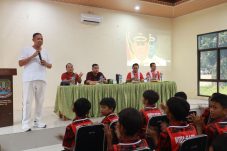 Tri Adhianto Motivasi Kota Baru FC, Tekankan Pentingnya Karakter Atlet Sejak Dini