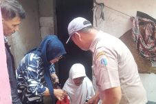 Walikota Jakut Berikan Sembako dan Uang Kepada Lansia