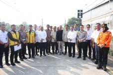 Plh Wali Kota Bekasi dan Komisi V DPR RI Tinjau Proyek Flyover Bulak Kapal